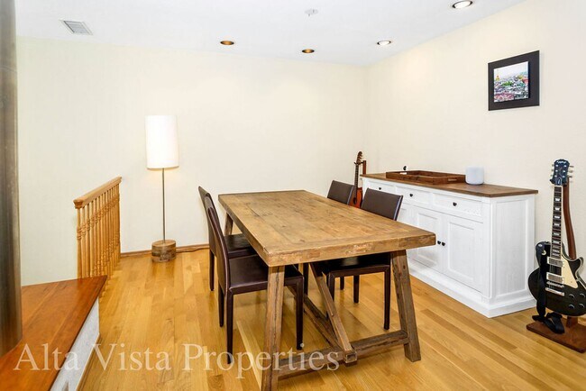 Building Photo - Beautiful Dual Master bedroom Townhome in ...