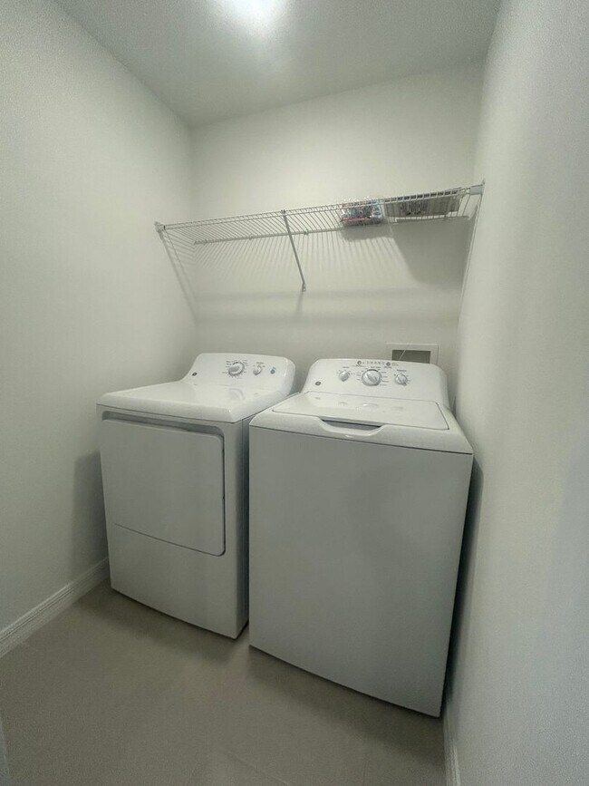 Building Photo - Stylish Townhome in the Heart of Ruskin – ...