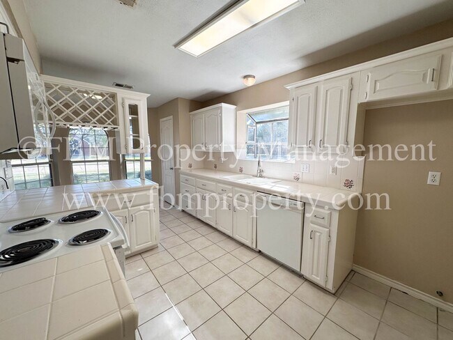 Building Photo - 803 Lakeway Dr