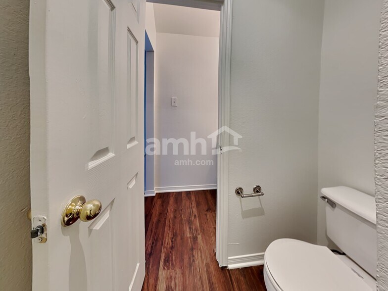 Building Photo - 1304 Carriage Ln