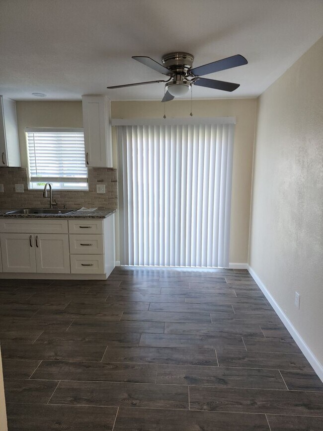 Building Photo - Recently Updated -  2 Bedroom 1 Bathroom O...