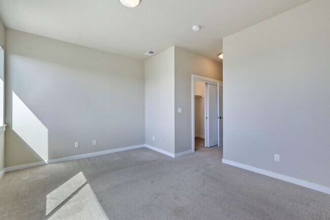 Building Photo - 17235 SW Goldcrest Ln