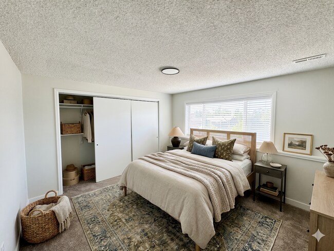 Building Photo - 5283 W Center Ave