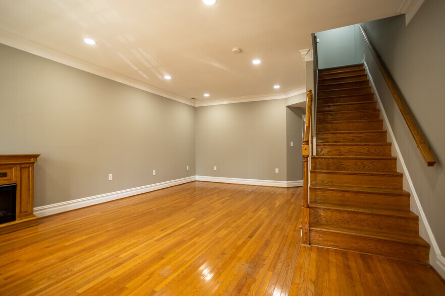 Building Photo - 1306 W Clay St