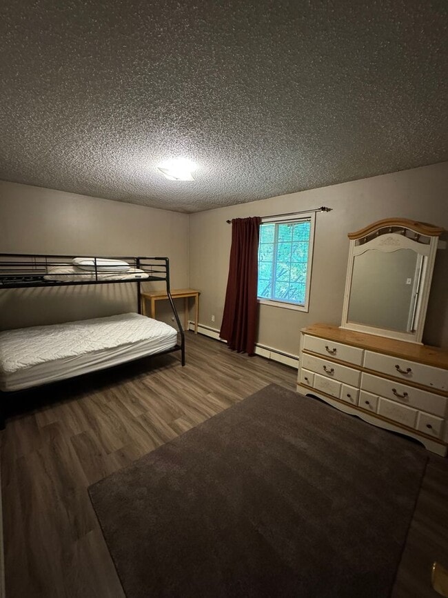 Building Photo - Large 4 bedroom 4 bath 2 Car Garage in mid...