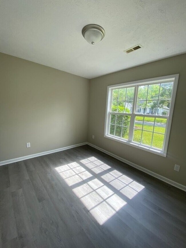 Building Photo - Welcome to this charming 3-bedroom, 2-bathroom home located in the vibrant city of Wilmington, NC.