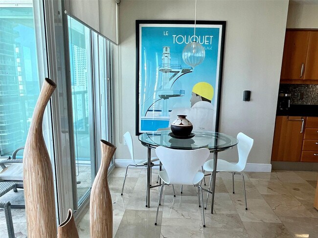 Building Photo - 16500 Collins Ave