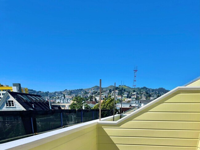 Building Photo - Sun Drenched Mission Loft! Top floor/Penthouse unit! 1BD/2BA! 1,202 SqFt! Parking! Laundry! Stora...