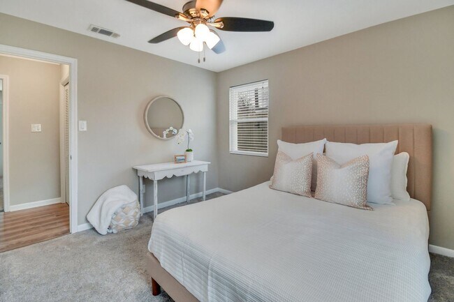 Building Photo - Fully Furnished Mid or Long Term Home on Whitemarsh Island!