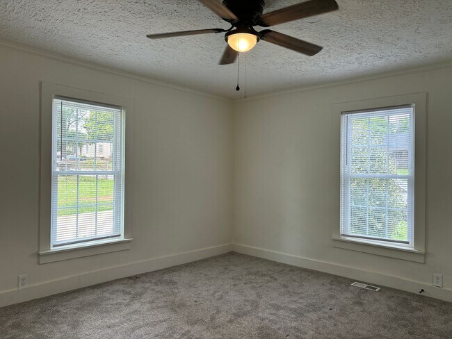 Building Photo - Newly Renovated 2 Bed/ 2 Bath- Great Downt...