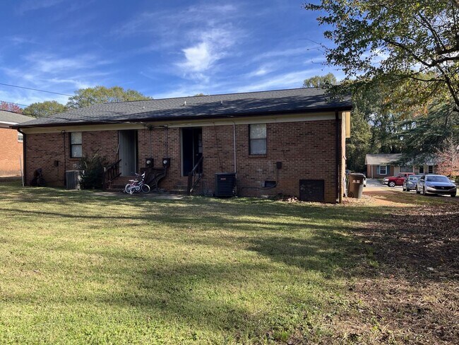 Building Photo - COMING SOON!!!  Spacious 2 Bed, 1 Bath Minutes from Uptown