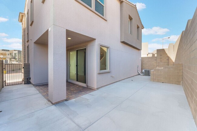 Building Photo - Recently Built Modern Home in Summerlin!