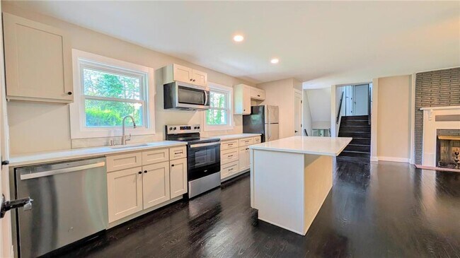 Building Photo - 3318 Hilltop Cir