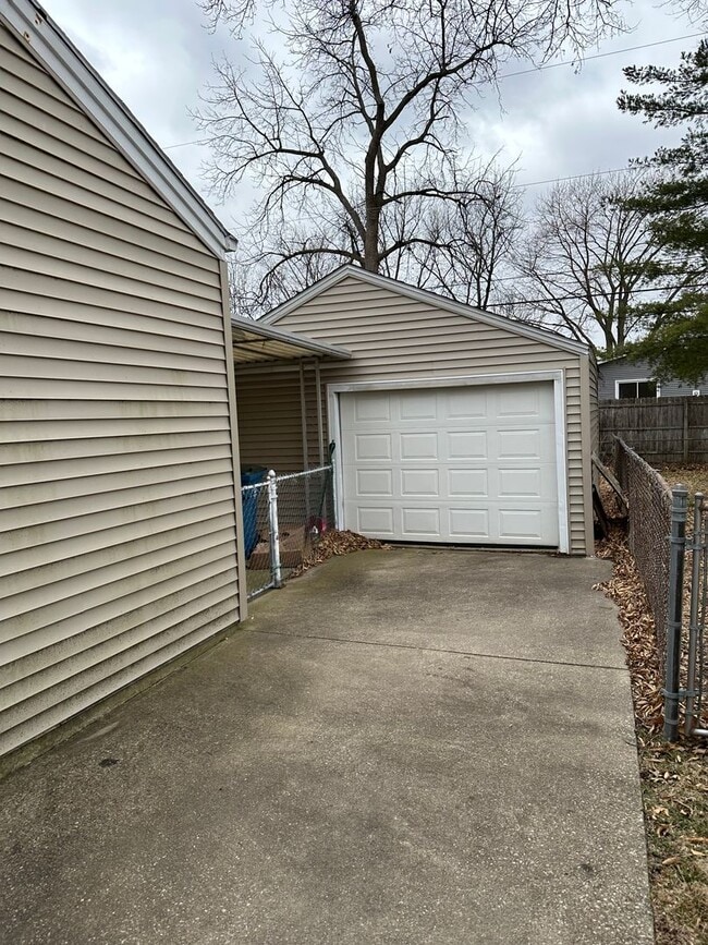 Building Photo - 3 Bedroom 1 Bathroom 1375.00