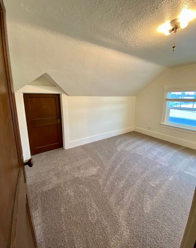 Building Photo - 15721 Main St E