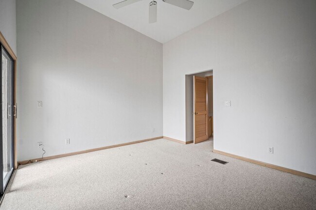 Building Photo - Stunning 2-bedroom, 2-bathroom condo with ...