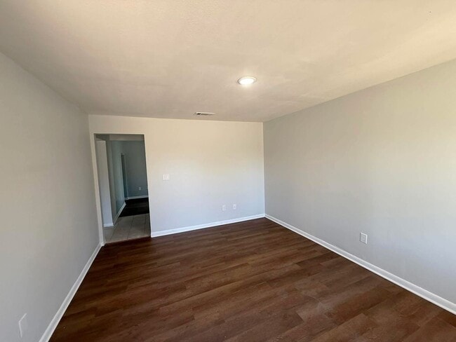 Building Photo - 2 Bed 1 Bath Close to Downtown