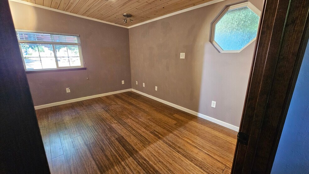 Building Photo - 630 Robinhoods Holw