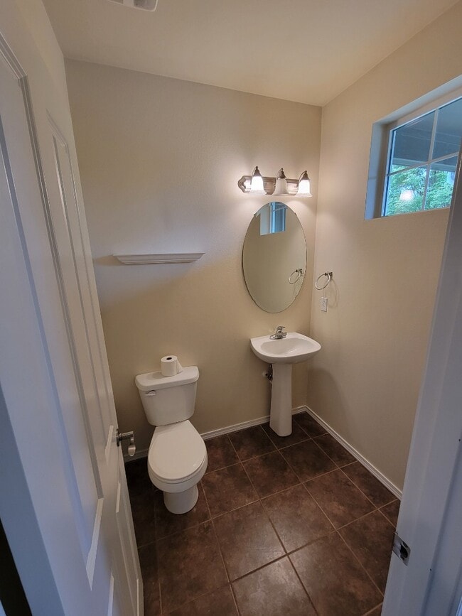 Building Photo - Spacious & Stylish 3-Bedroom Home in a Desirable Neighborhood!