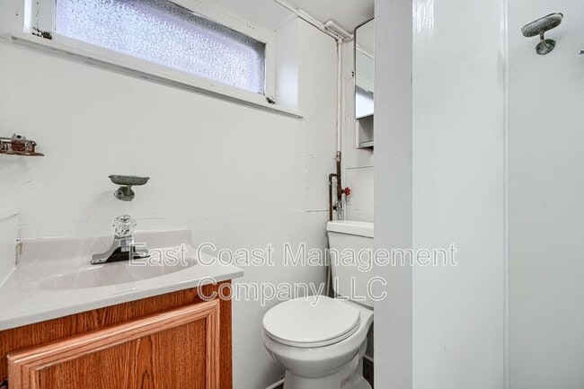 Building Photo - 3028 Kenyon Ave