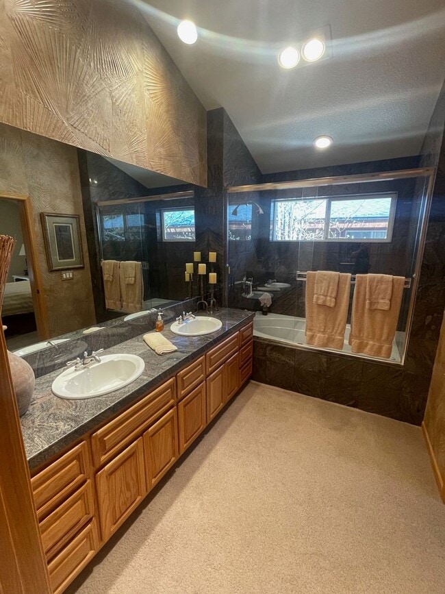 Building Photo - Low Elevation Home