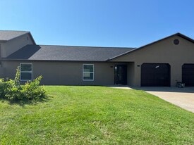 Building Photo - 1825 Pinnacle Pt