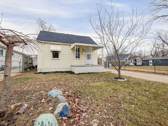 Building Photo - SECTION 8 ACCEPTED! Fresh Start in the Heart of Hazel Park – 3 Bedroom Charmer on Powell Ave