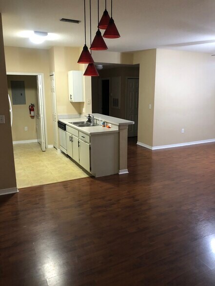 Building Photo - 5475 Vineland Rd