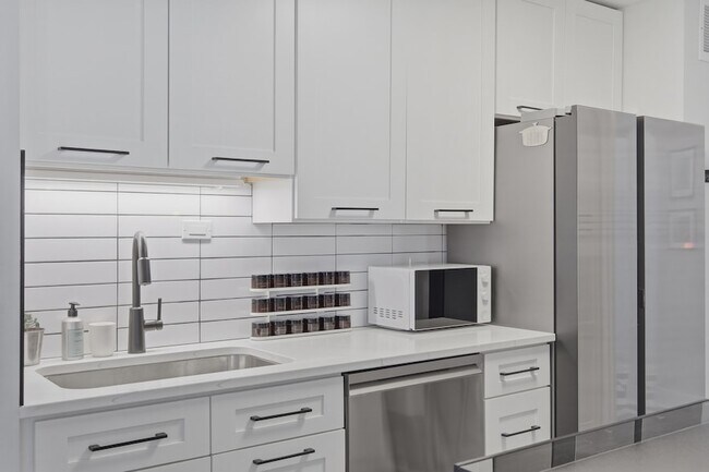 Building Photo - 2626 N Lakeview Ave