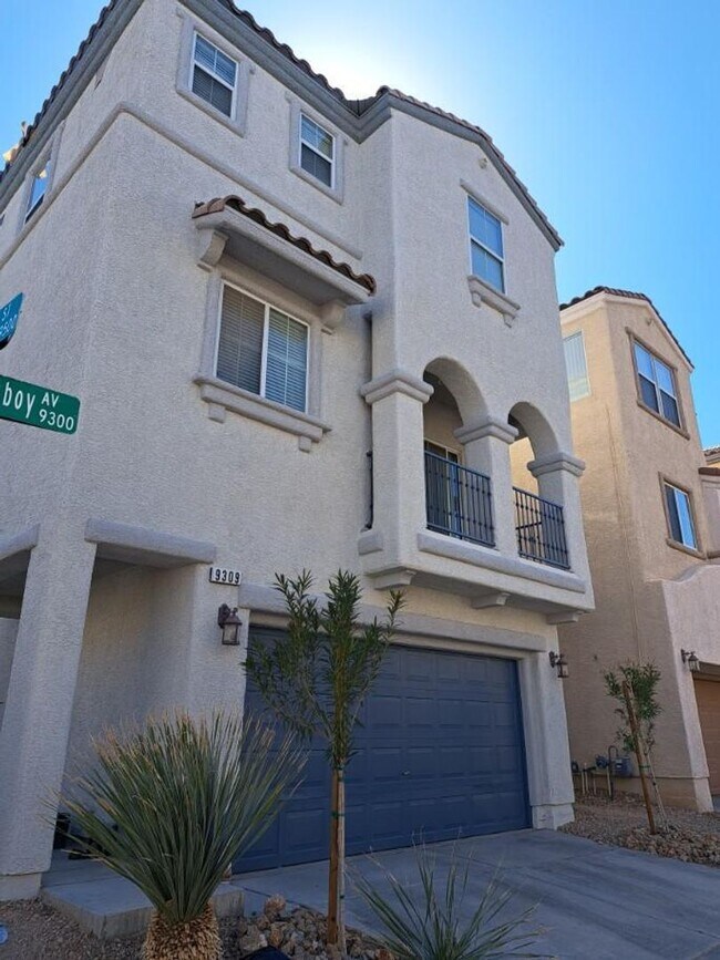 Building Photo - 4 Bedroom Corner Lot