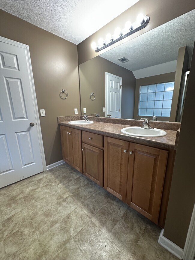 Building Photo - 12 Bass Rock Ct