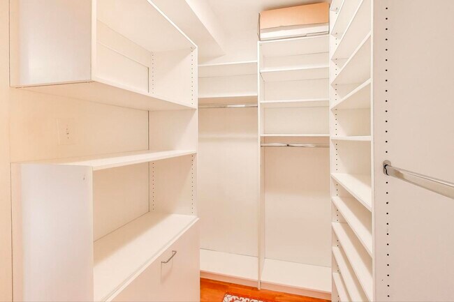 Building Photo - 2909 N Sheridan Rd