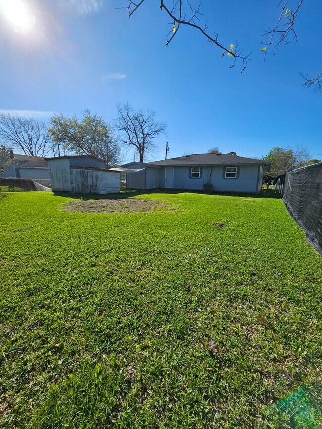 Building Photo - 120 Antionette Ln