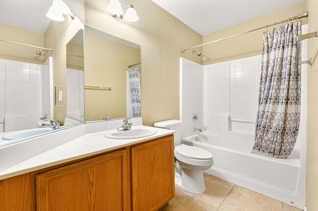 Building Photo - Immaculate 5 Bedroom, 3 bathroom home nest...