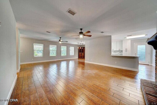 Building Photo - 350 Greenwood Cir