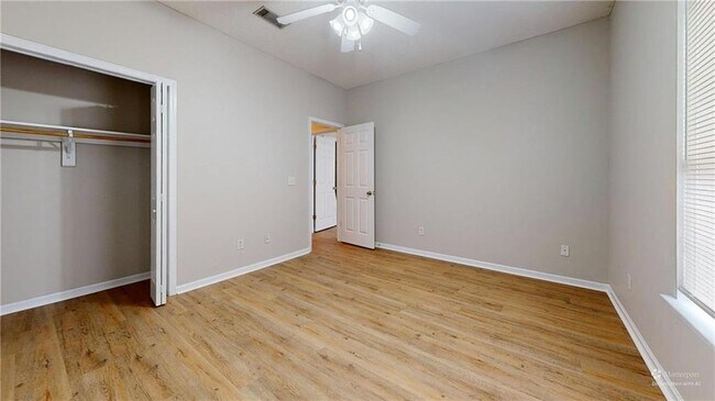 Building Photo - 119 Hobbs St