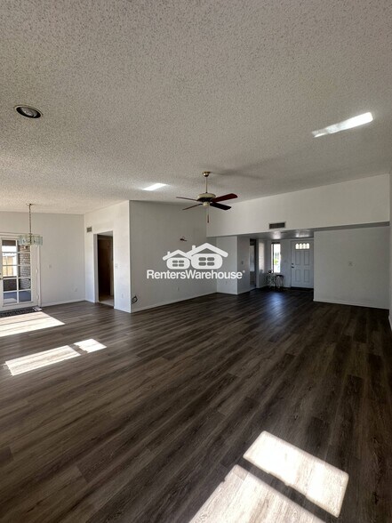 Building Photo - 1011 E Renee Dr