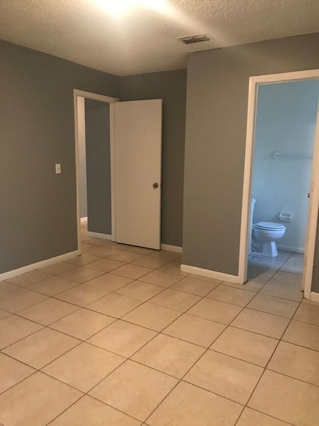 Building Photo - SPACIOUS RANCH STYLE 3 BEDROOM 2 FULL BATH...