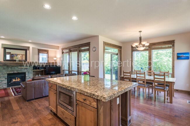 Building Photo - Charming SE Portland Craftsman