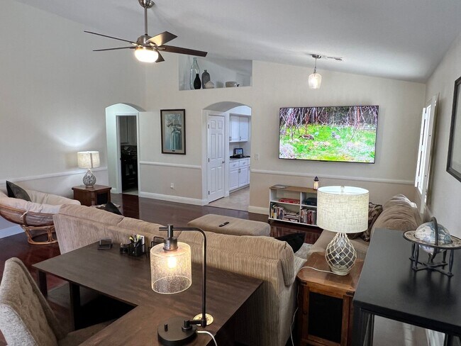 Building Photo - Cozy Fully Furnished Single Story Home