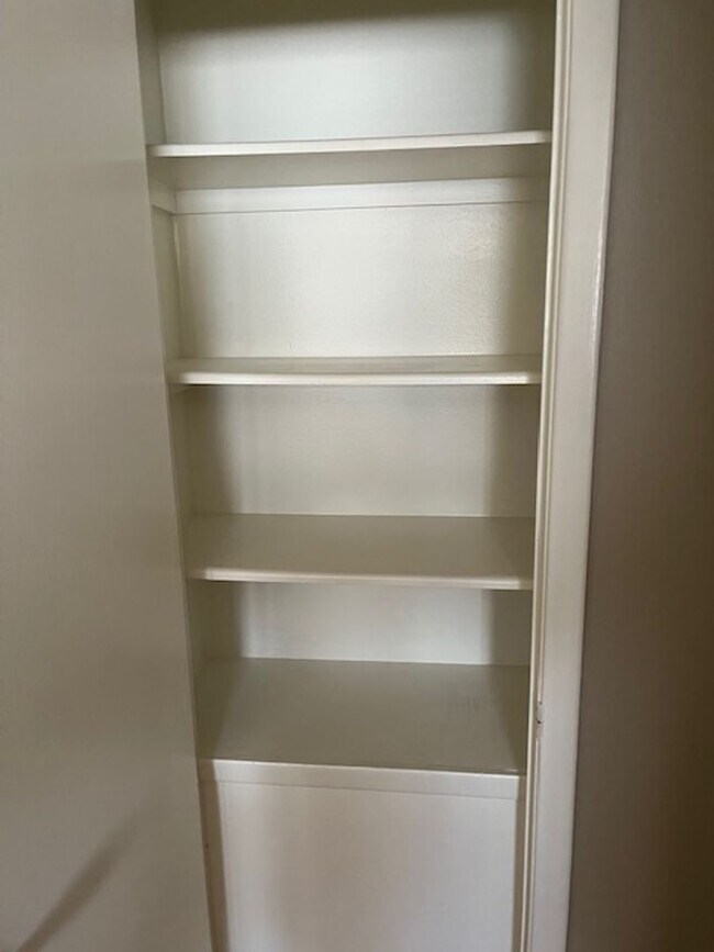 Building Photo - Lovely 5-bedroom, 2-1/2 bath home.  Centrally-located in Longmont with convenient access to shopp...