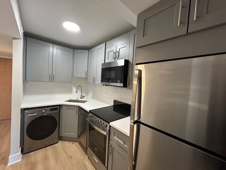 Building Photo - 1254 N La Salle Dr