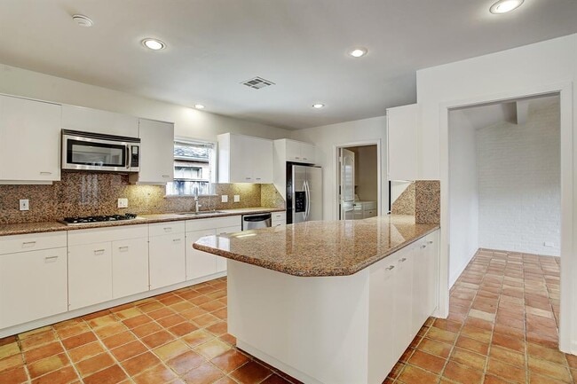Building Photo - 6139 Chevy Chase Dr