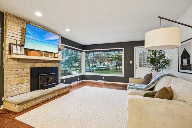 Building Photo - N45W24568 Lindsay Rd