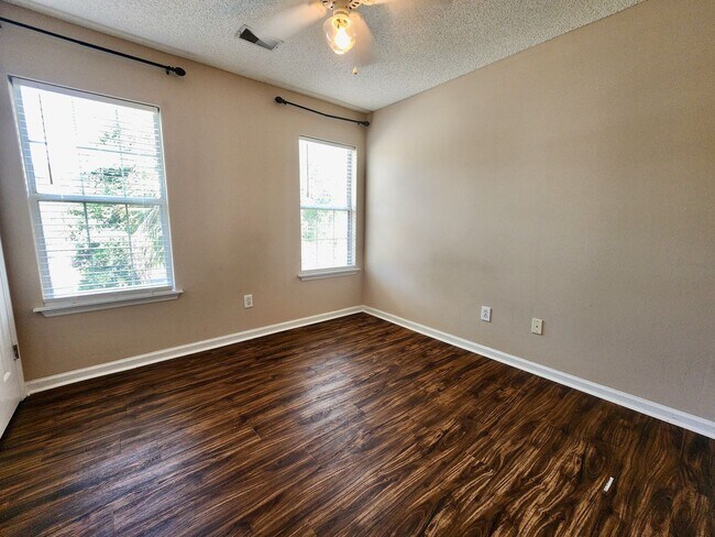 Building Photo - Charming 4 Bedroom Home in Center Lake Subdivision - Mt. Pleasant