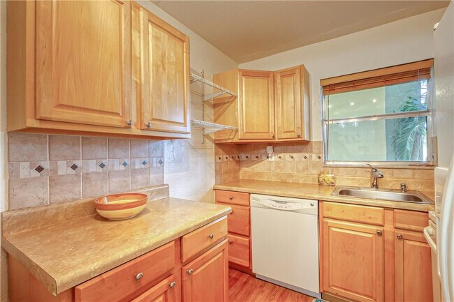 Building Photo - 2400 NE 10th St