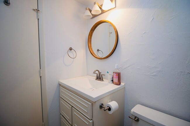Building Photo - Upscale 1BR/1BA Condo with Balcony & City ...