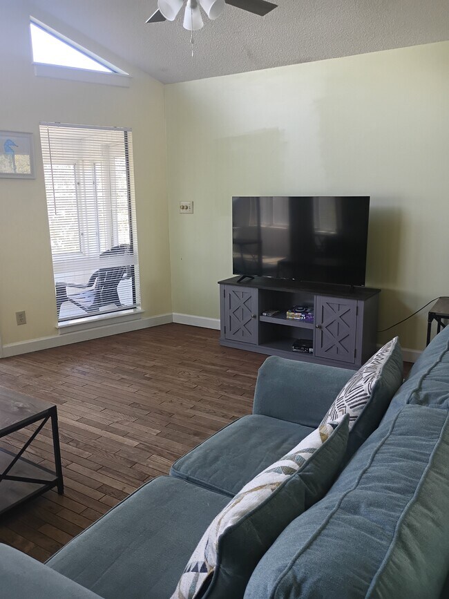 Building Photo - 111 S Oak Ct