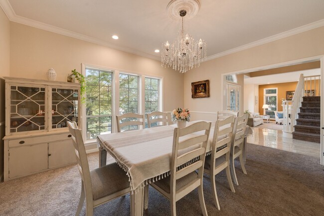 Building Photo - Luxury 4BR Home with Pool & Outdoor Kitche...