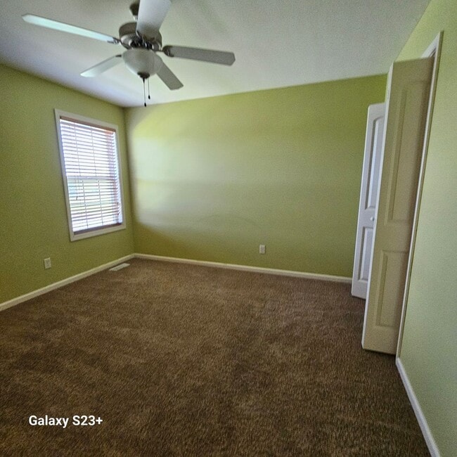 Building Photo - 3 Bd 2 Ba with Lake view!